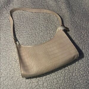 Elegant Cream Crocodile-Embossed Shoulder Bag